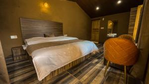 Een bed of bedden in een kamer bij Basho Mud Huts