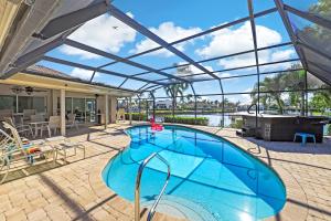 Πισίνα στο ή κοντά στο Direct boating access home with pool spa and billiards