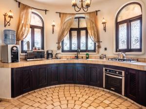 Η κουζίνα ή μικρή κουζίνα στο Romantic Luxury Villa +114 φωτογραφίες