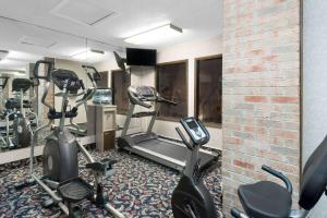 un gimnasio con bicicletas estáticas y una pared de ladrillo en Baymont by Wyndham Zanesville, en Zanesville