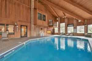 una grande piscina in un grande edificio di Baymont by Wyndham Zanesville a Zanesville