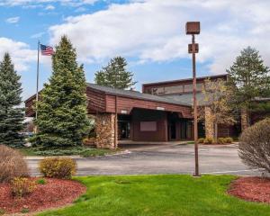 Κήπος έξω από το Quality Inn & Suites Goshen
