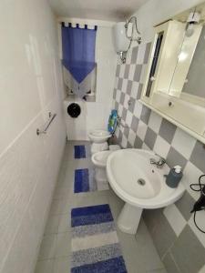 a bathroom with a toilet and a sink at Casina Vitantonio Valmontone in Valmontone