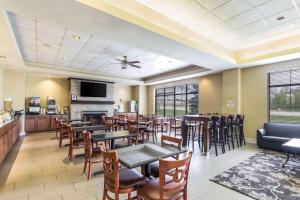 Гостиная зона в Quality Suites Milwaukee Airport