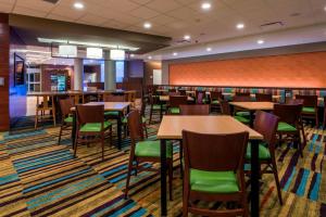 En restaurant eller et spisested på Fairfield Inn & Suites by Marriott Moses Lake