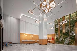 a lobby of a building with aasteryasteryasteryasteryasteryasteryasteryasteryastery at Hilton Garden Inn Danzhou Yangpu in Danzhou
