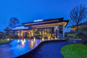 Bazén v ubytování Howard Johnson Hot Springs Plaza YingHuaShan nebo v jeho okolí