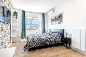 ein Schlafzimmer mit einem Zebra-Bett und einem Fenster in der Unterkunft Green House Marconi in Rom