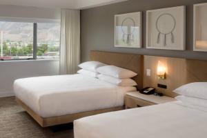 Ένα ή περισσότερα κρεβάτια σε δωμάτιο στο Delta Hotels by Marriott Kamloops