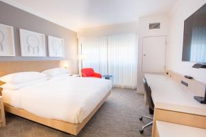 Ένα ή περισσότερα κρεβάτια σε δωμάτιο στο Delta Hotels by Marriott Kamloops