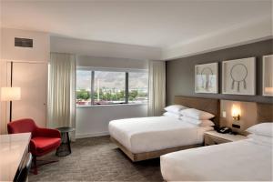 Ένα ή περισσότερα κρεβάτια σε δωμάτιο στο Delta Hotels by Marriott Kamloops