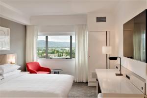 Ένα ή περισσότερα κρεβάτια σε δωμάτιο στο Delta Hotels by Marriott Kamloops