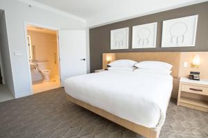 Ένα ή περισσότερα κρεβάτια σε δωμάτιο στο Delta Hotels by Marriott Kamloops
