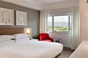 Ένα ή περισσότερα κρεβάτια σε δωμάτιο στο Delta Hotels by Marriott Kamloops