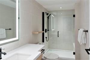 Ένα μπάνιο στο Delta Hotels by Marriott Kamloops