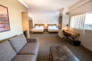 Ένα ή περισσότερα κρεβάτια σε δωμάτιο στο Delta Hotels by Marriott Kamloops