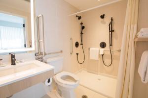 Ένα μπάνιο στο Delta Hotels by Marriott Kamloops