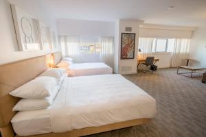 Ένα ή περισσότερα κρεβάτια σε δωμάτιο στο Delta Hotels by Marriott Kamloops