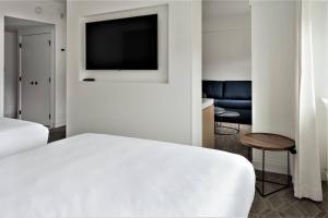 Ένα ή περισσότερα κρεβάτια σε δωμάτιο στο Delta Hotels by Marriott Kamloops