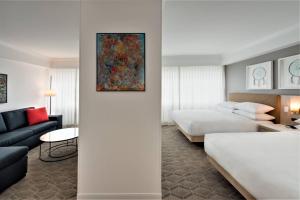 Ένα ή περισσότερα κρεβάτια σε δωμάτιο στο Delta Hotels by Marriott Kamloops