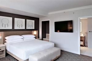 Ένα ή περισσότερα κρεβάτια σε δωμάτιο στο Delta Hotels by Marriott Kamloops