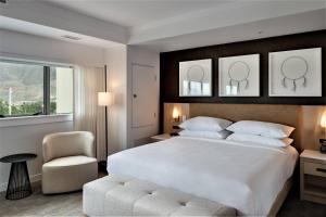 Ένα ή περισσότερα κρεβάτια σε δωμάτιο στο Delta Hotels by Marriott Kamloops