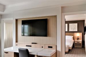 Μια τηλεόραση ή/και κέντρο ψυχαγωγίας στο Delta Hotels by Marriott Kamloops