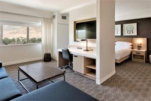 Ένα ή περισσότερα κρεβάτια σε δωμάτιο στο Delta Hotels by Marriott Kamloops