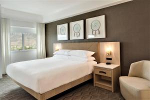 Ένα ή περισσότερα κρεβάτια σε δωμάτιο στο Delta Hotels by Marriott Kamloops