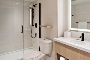 Ένα μπάνιο στο Delta Hotels by Marriott Kamloops