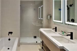Ένα μπάνιο στο Delta Hotels by Marriott Kamloops