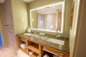 Ένα μπάνιο στο Delta Hotels by Marriott Kamloops