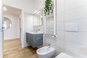 ein weißes Badezimmer mit Waschbecken und Toilette in der Unterkunft Green House Marconi in Rom + 12 Fotos