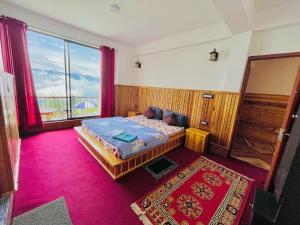 Postel nebo postele na pokoji v ubytování Tridevi Home Stay