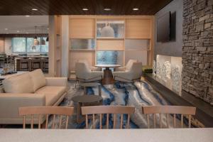 Una televisión o centro de entretenimiento en Fairfield Inn & Suites by Marriott Miami Airport West/Doral