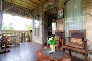 Un balcon sau o terasă la Royal JJ Ubud Resort & Spa