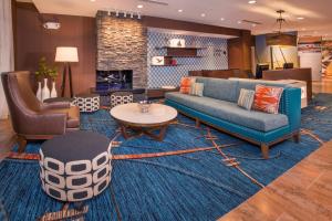 sala de estar con sofá, sillas y chimenea en Fairfield Inn & Suites by Marriott Easton, en Easton