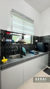Kuhinja oz. manjša kuhinja v nastanitvi SERAI Homestay