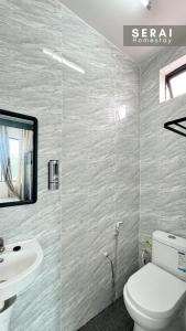 Kopalnica v nastanitvi SERAI Homestay