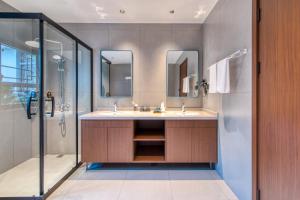bagno con doppio lavabo e doccia di 南浔浔溪之畔民宿 a Huzhou