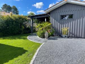 a garden with a gravel walkway next to a building at Villa Mäenma in Le Teich