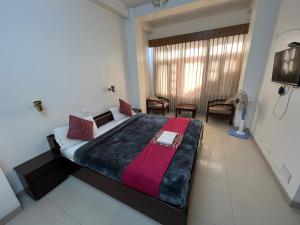 Postel nebo postele na pokoji v ubytování Tara Home Shimla Near Mall Road