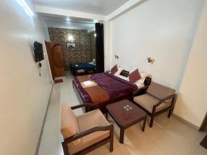Postel nebo postele na pokoji v ubytování Tara Home Shimla Near Mall Road