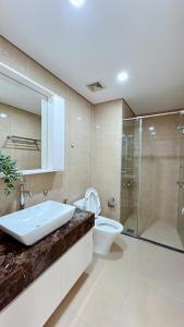 a bathroom with a sink and a toilet and a shower at VINHOME TIME CITY CĂN HỘ 2 PHÒNG NGỦ in Hanoi