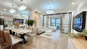 a dining room and living room with a table and chairs at VINHOME TIME CITY CĂN HỘ 2 PHÒNG NGỦ in Hanoi