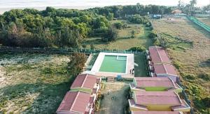 una vista aérea de una casa con pista de tenis en Star inn resort, en Tajpur