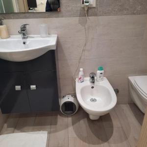 A bathroom at Chez Lulù