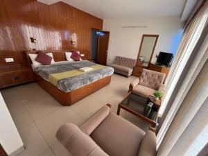 Postel nebo postele na pokoji v ubytování Tara Home Shimla Near Mall Road