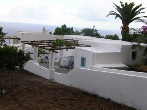 Casa blanca con vistas al océano en Villa I Geki, en Malfa