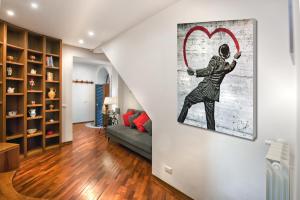 a living room with a painting on the wall at la vista sul lago in Castel Gandolfo